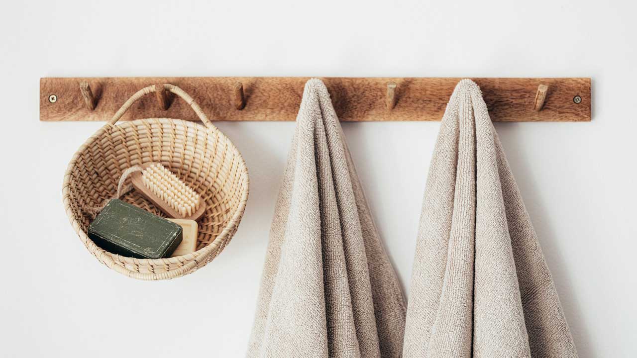 Bad - Handtücher und Korb mit Seifen