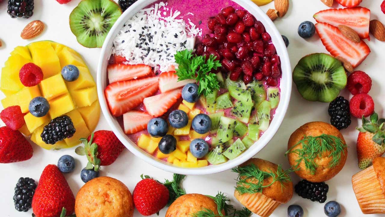Vegane Bowl mit Obst und Muffins
