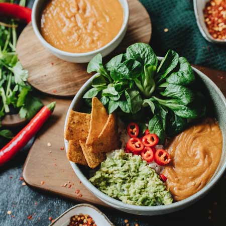 Vegane Bowl mit Salat und Suppe