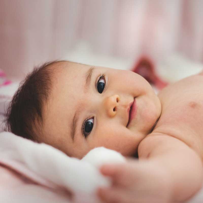 Baby auf dem Rücken liegend