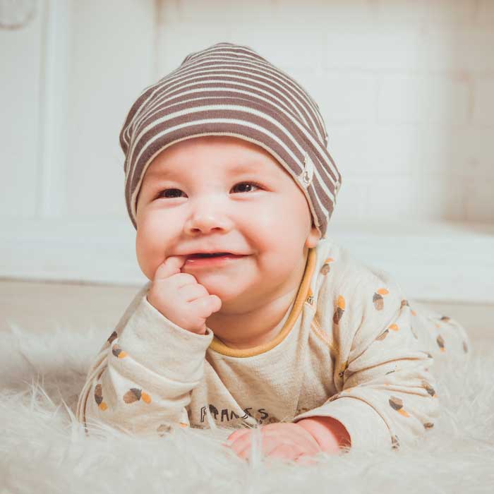 Baby lächelt