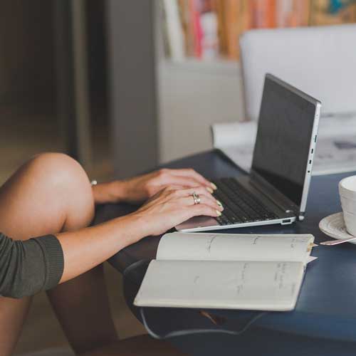Frau am Laptop