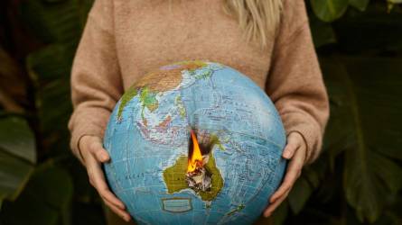 Frau hält brennenden Globus