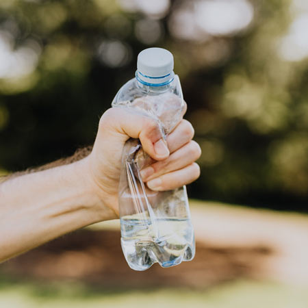 Plastikflasche in der Hand