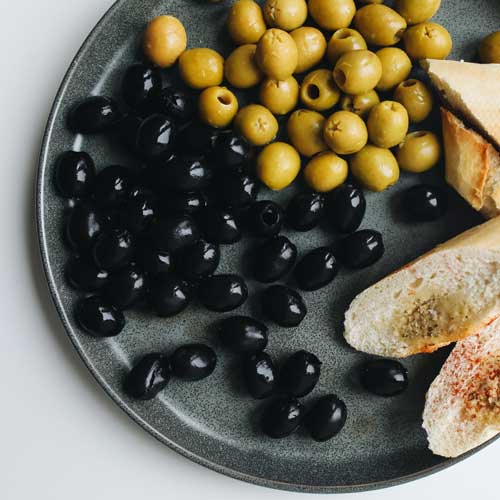 Teller mit Oliven